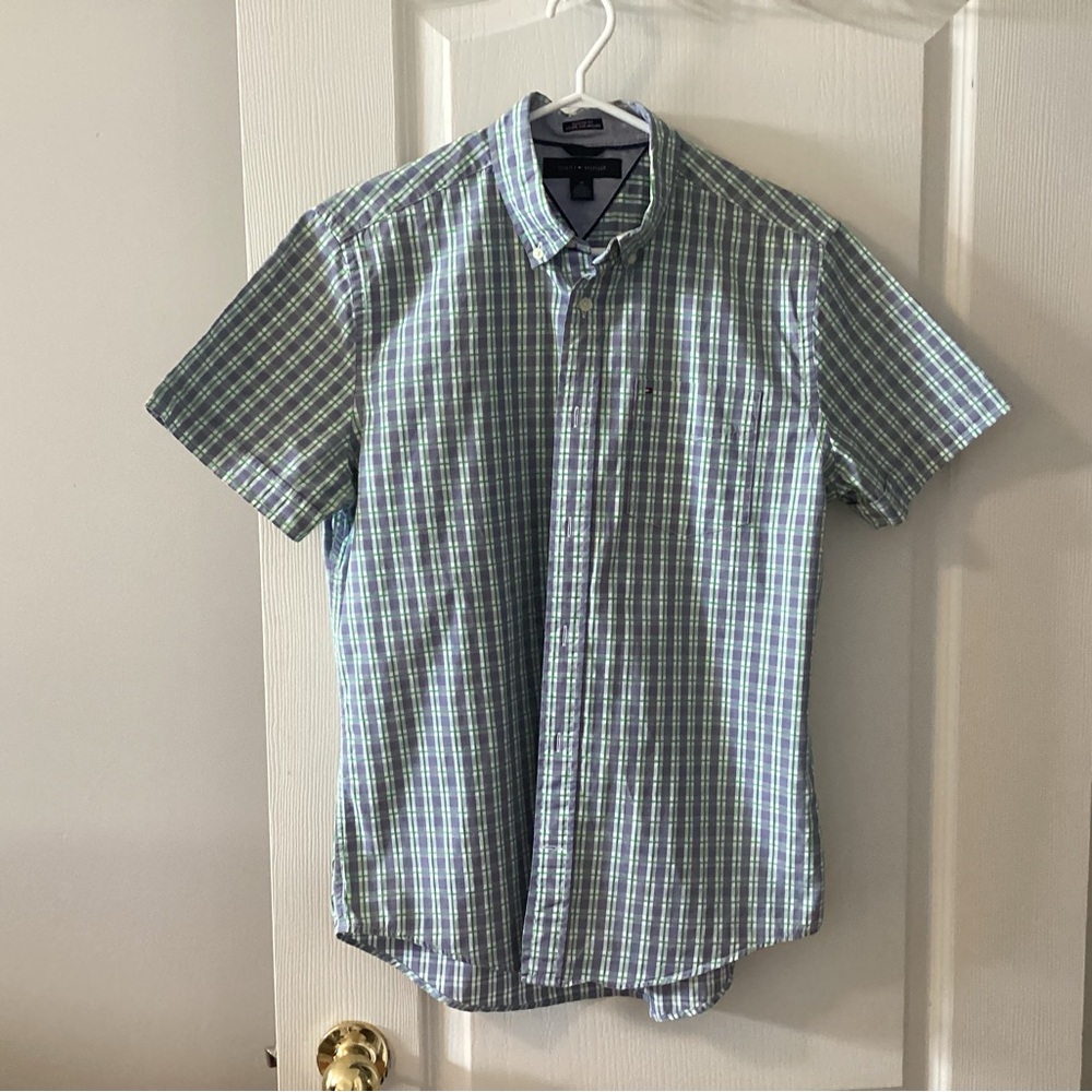 Men’s Tommy Hilfiger Short-Sleeve Shirt. Size medium.  B4